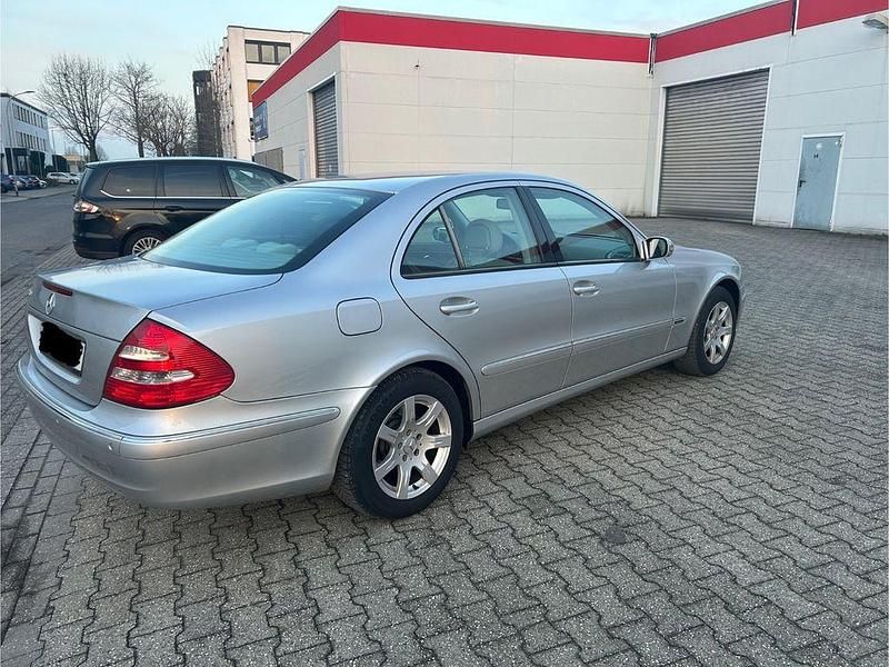 Gebraucht Mercedes E240 Elegance 177 PS (130 kW) 2003 Silber Limousine