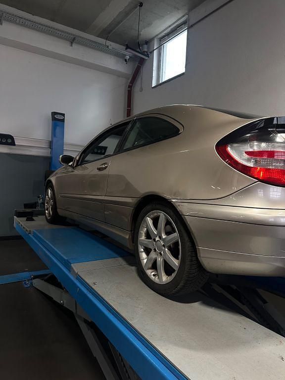 Gebraucht Mercedes C180 143 PS (105 kW) 2005 Gold Coupé