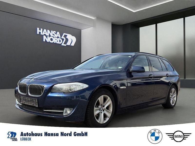 Blau Gebraucht 2011 BMW 520 Sport Line Limousine | 7.444 € - Bild 1/4
