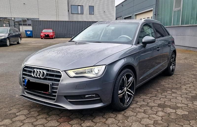 Grau Gebraucht 2015 Audi A3 Limousine | 10.900 € (Fairer Preis) - Bild 1/4