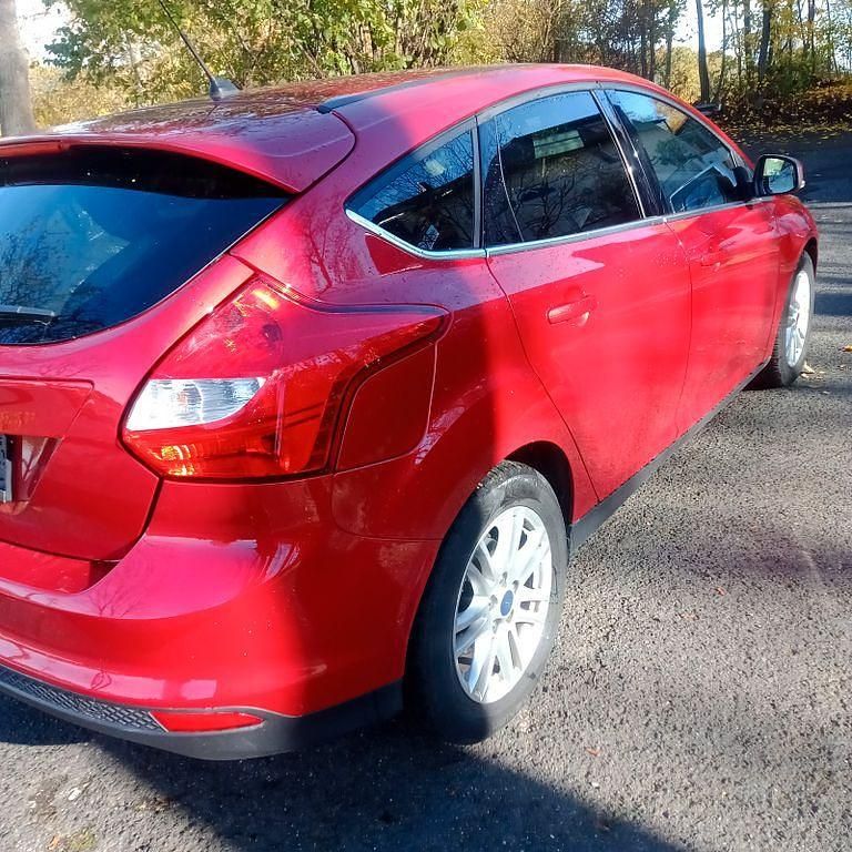 Gebraucht Ford Focus Trend 125 PS (91 kW) 2013 Rot Limousine