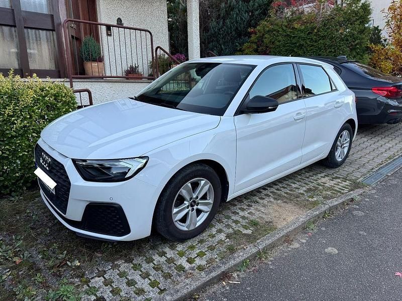 Weiß Gebraucht 2022 Audi A1 Sportback Comfort Kleinwagen | 17.999 € (Guter Preis) - Bild 1/4
