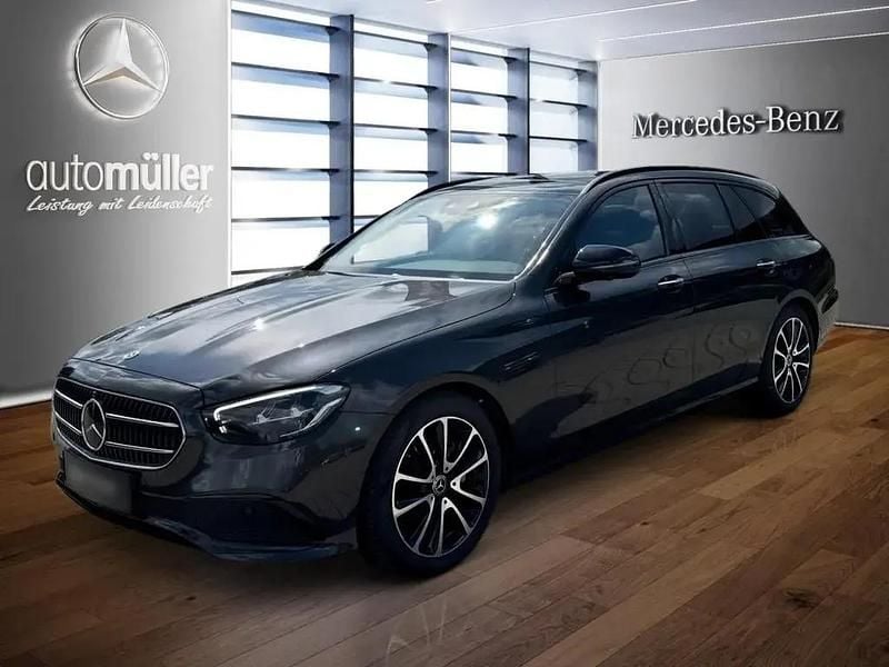 Grau Gebraucht 2024 Mercedes E220 Night Limousine | 44.930 € (Fairer Preis) - Bild 1/4
