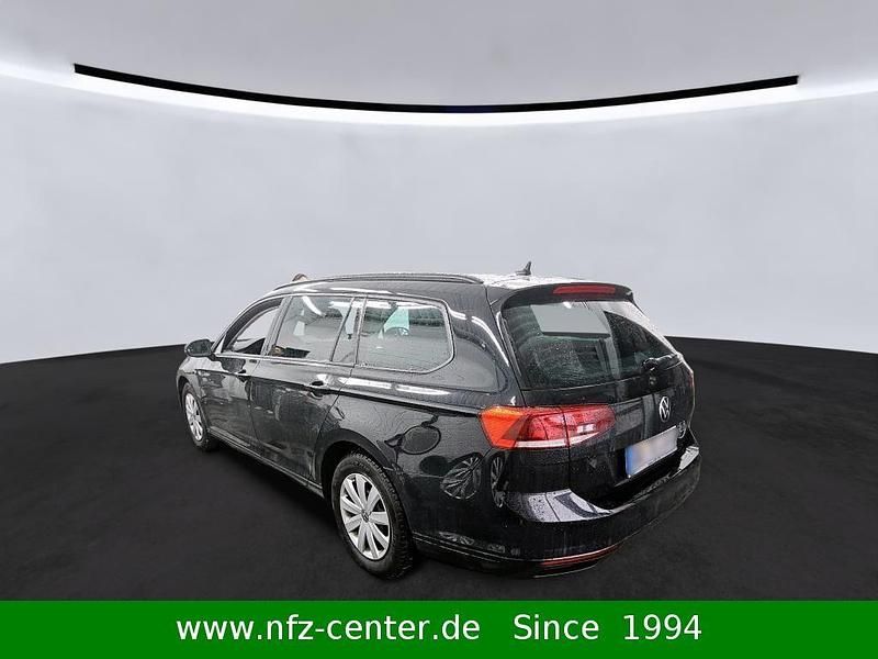 Gebraucht VW Passat Basis 122 PS (89 kW) 2022 Schwarz Kombi