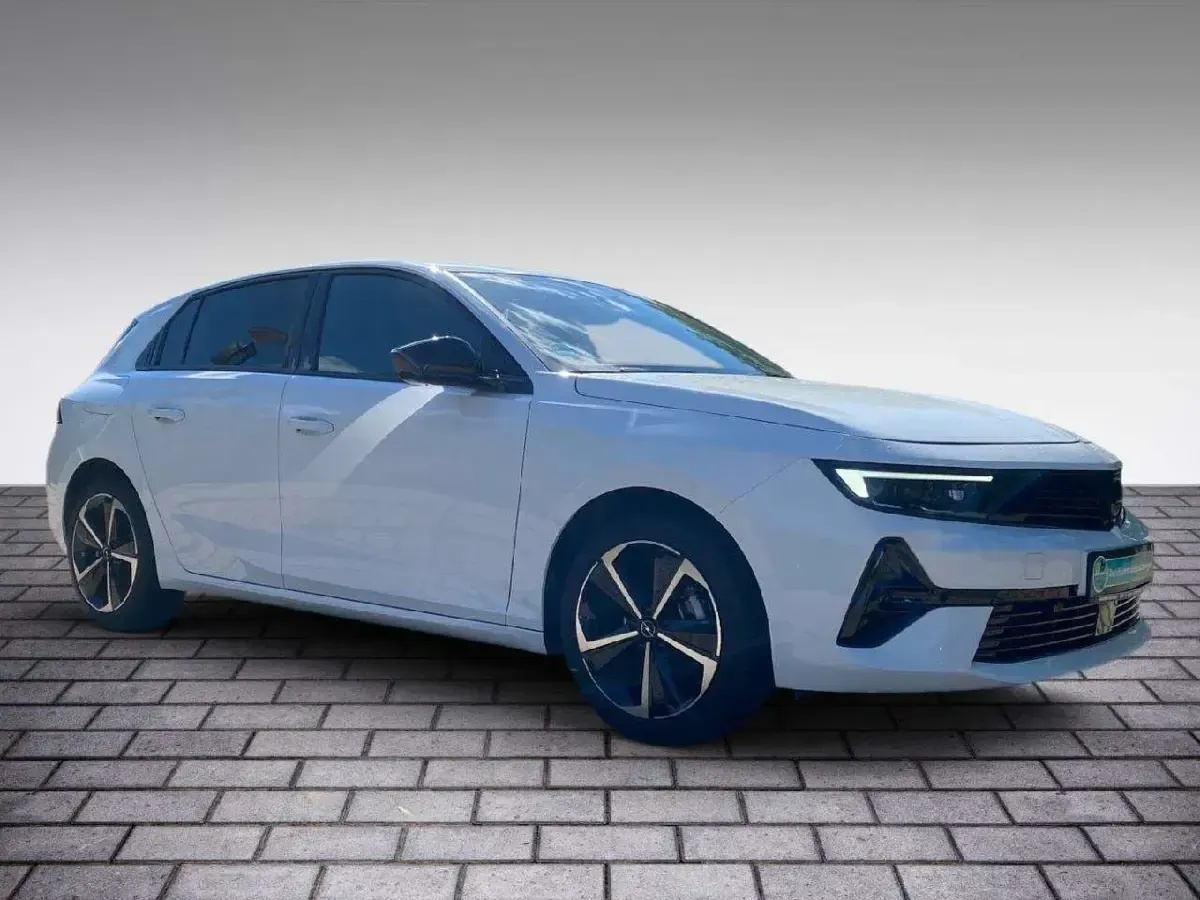 Gebraucht Opel Astra 131 PS (96 kW) 2024 Lack weiss banquise/typ aussen Kleinwagen