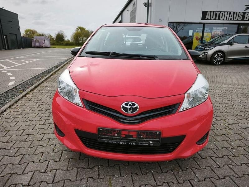 Gebraucht Toyota Yaris 69 PS (50 kW) 2014 Rot Kleinwagen