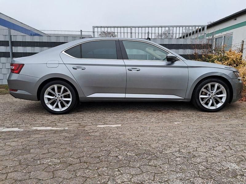 Gebraucht Skoda Superb Style 179 PS (131 kW) 2016 Grau Limousine