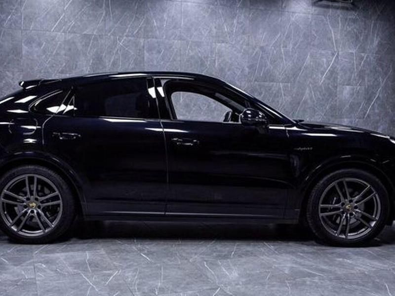 Gebraucht Porsche Cayenne 462 PS (339 kW) 2022 Tiefschwarz SUV