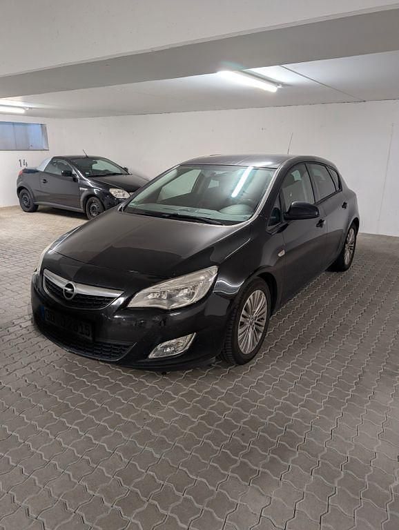 Schwarz Gebraucht 2011 Opel Astra Design Edition Limousine | 4.500 € (Etwas zu teuer) - Bild 1/4