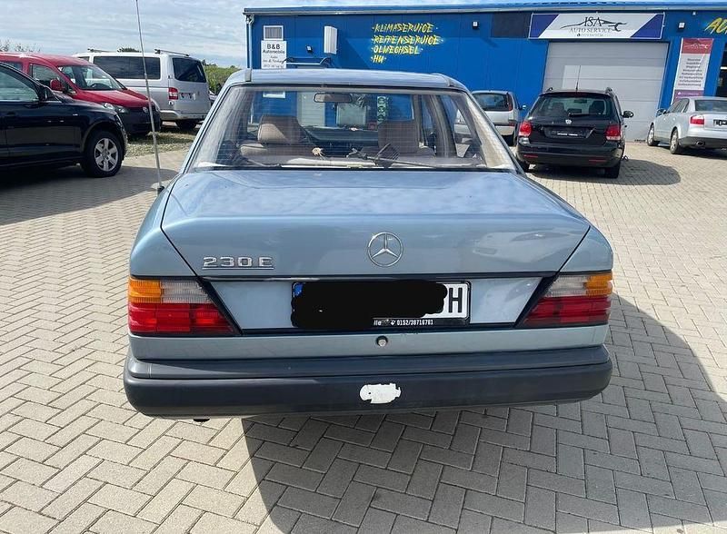 Gebraucht Mercedes E230 136 PS (100 kW) 1986 Blau Limousine