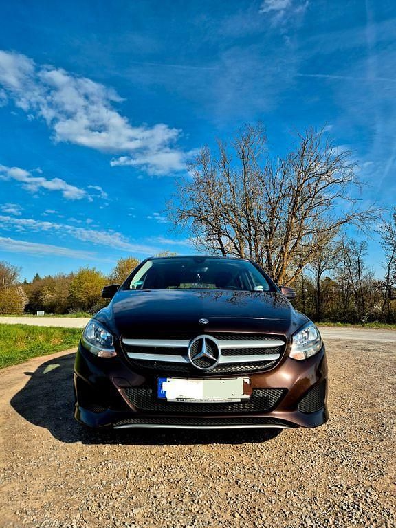 Gebraucht Mercedes B220 177 PS (130 kW) 2017 Braun Van / Kleinbus