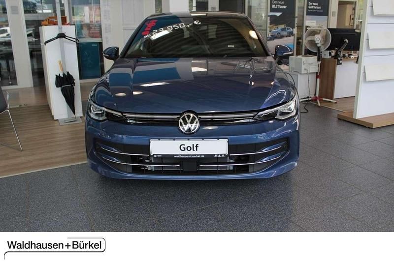 Blau Gebraucht 2024 VW Golf VIII Edition Limousine | 33.490 € (Teuer) - Bild 1/4