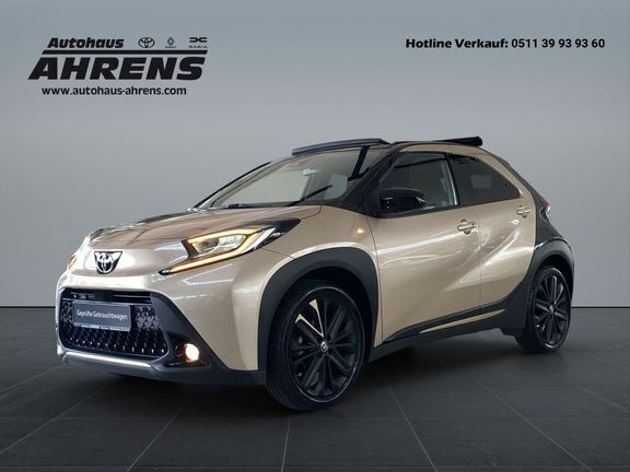Ginger beige metallic/dach mysticschwarz (metallic) Gebraucht 2023 Toyota Aygo Style Kleinwagen | 18.980 € (Fairer Preis) - Bild 1/4