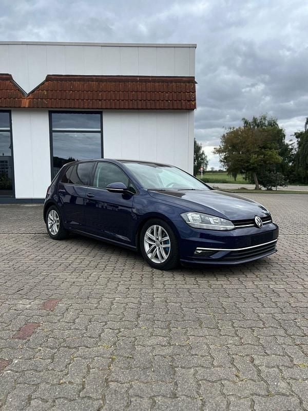 Blau Gebraucht 2018 VW Golf VII Limousine | 11.890 € (Guter Preis) - Bild 1/4