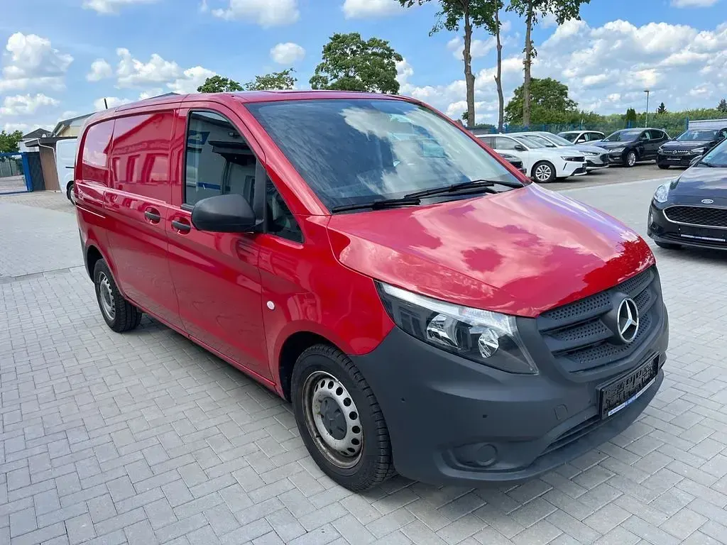 Gebraucht Mercedes Vito 114 PS (83 kW) 2019 Rot Van
