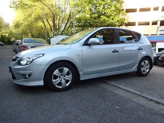 Gebraucht Hyundai i30 Classic 109 PS (80 kW) 2011 Silber Limousine