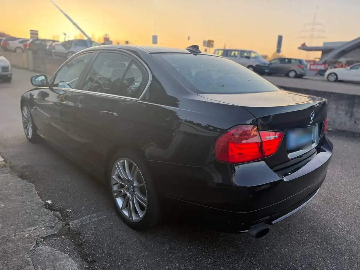 Gebraucht BMW 320 170 PS (125 kW) 2009 Schwarz Limousine