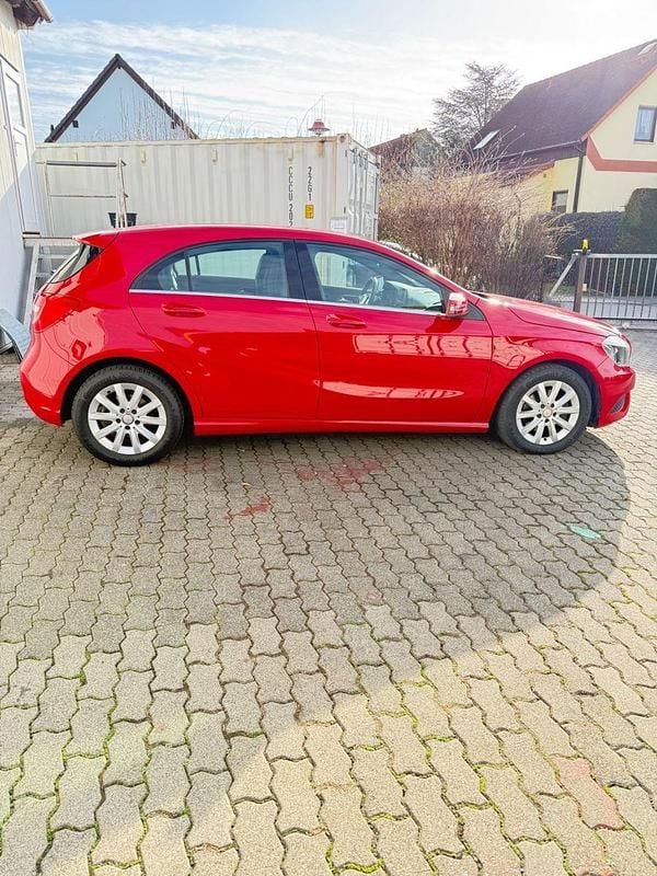 Gebraucht Mercedes A180 122 PS (89 kW) 2012 Rot Kleinwagen