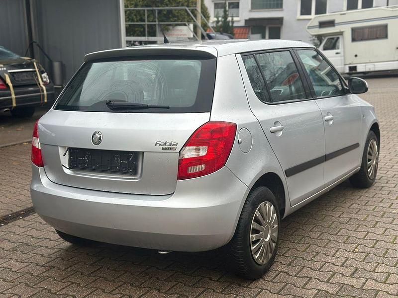 Gebraucht Skoda Fabia Ambiente 69 PS (50 kW) 2010 Silber Limousine