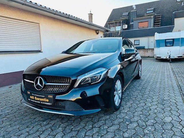 Gebraucht Mercedes A180 122 PS (89 kW) 2016 Schwarz Limousine