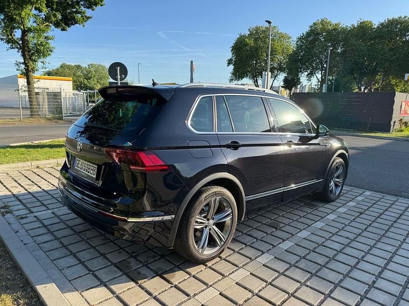 Schwarz Gebraucht 2018 VW Tiguan R-line SUV | 24.799 € (Etwas zu teuer) - Bild 1/4