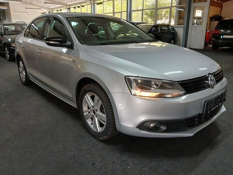 Second-hand VW Jetta Match 105 CP (77 kW) 2012 Argintiu Berlinǎ