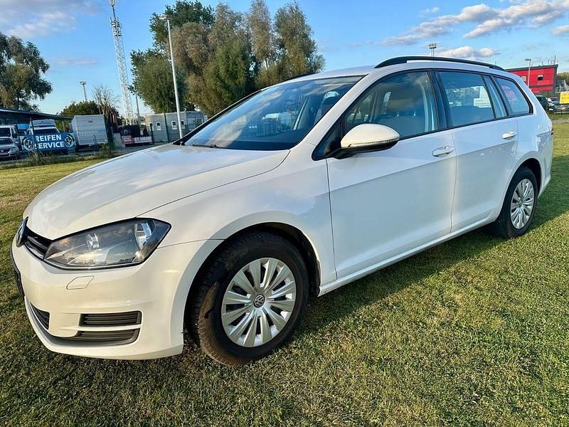 Weiß Gebraucht 2016 VW Golf VII Trendline Kombi | 5.200 € - Bild 1/4