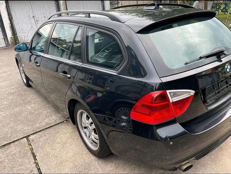 Gebraucht BMW 318 143 PS (105 kW) 2007 Schwarz Kombi