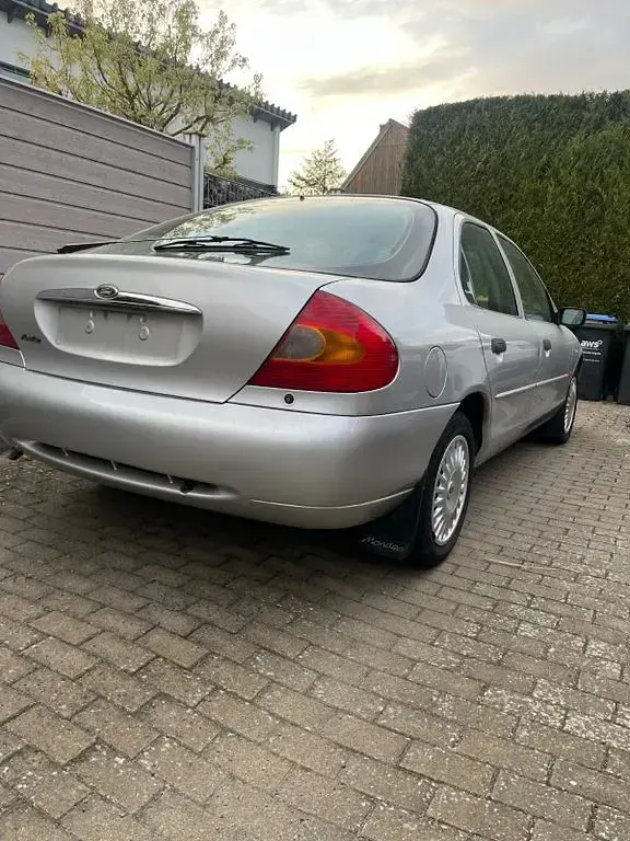 Gebraucht Ford Mondeo 116 PS (85 kW) 1999 Silber Limousine