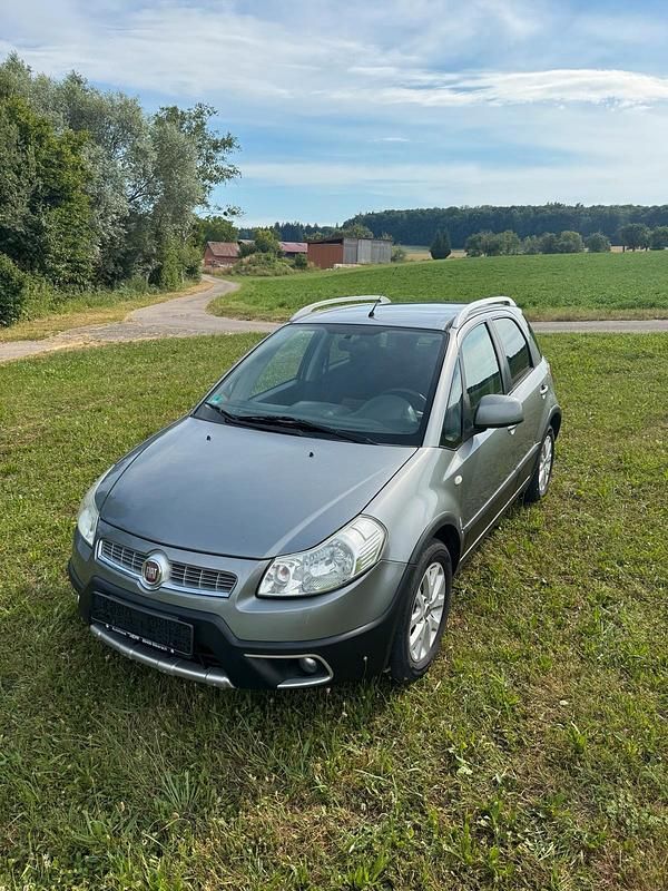 Grau Gebraucht 2011 Fiat Sedici SUV | 4.000 € (Fairer Preis) - Bild 1/4