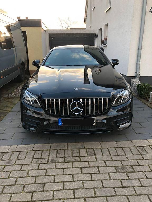 Schwarz Gebraucht 2018 Mercedes E200 AMG Coupé | 32.300 € (Fairer Preis) - Bild 1/4