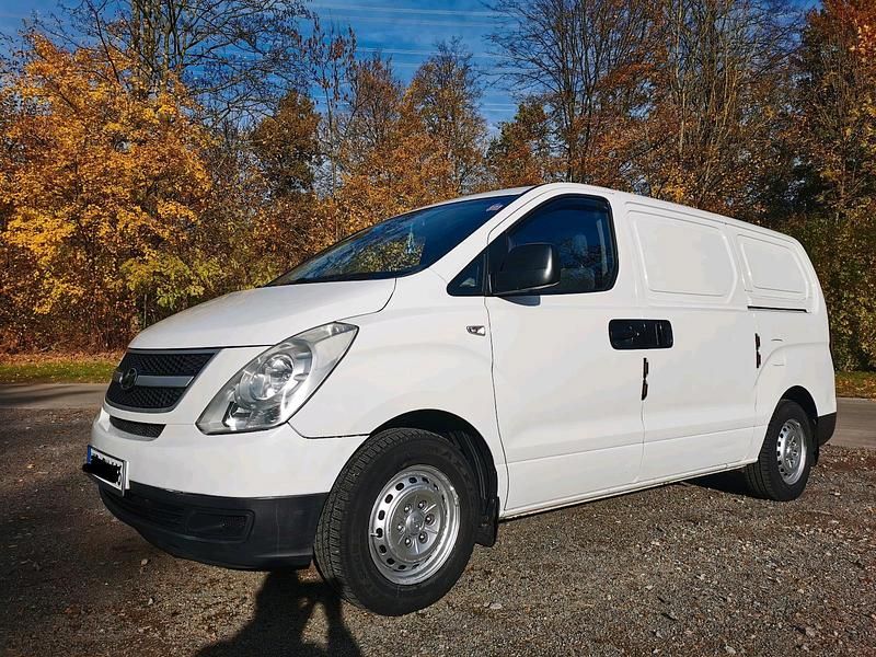 Weiß Gebraucht 2009 Hyundai H-1 Van | 5.200 € (Fairer Preis) - Bild 1/4