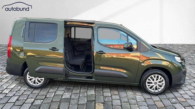 Neu Fiat Doblò 131 PS (96 kW) 2025 Grün / backpackerkkhaki Van / Kleinbus
