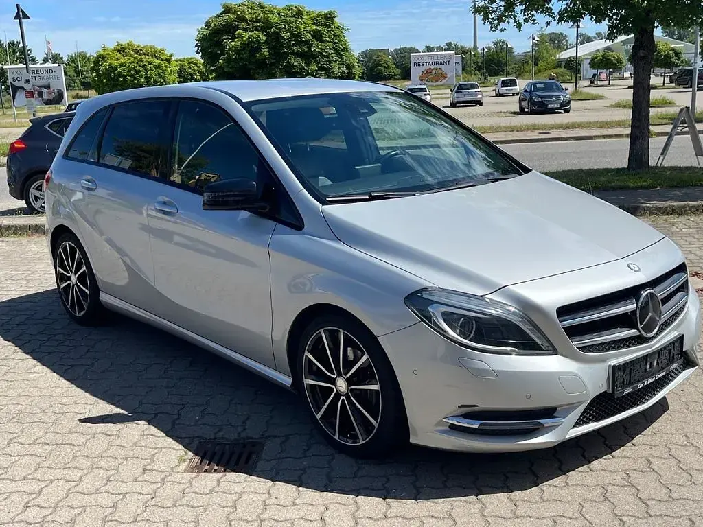 Gebraucht Mercedes B180 Sport 122 PS (89 kW) 2013 Silber Kleinwagen
