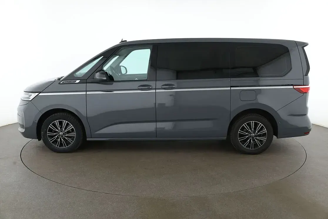 Gebraucht VW Multivan Style 150 PS (110 kW) 2023 Grau Van / Kleinbus