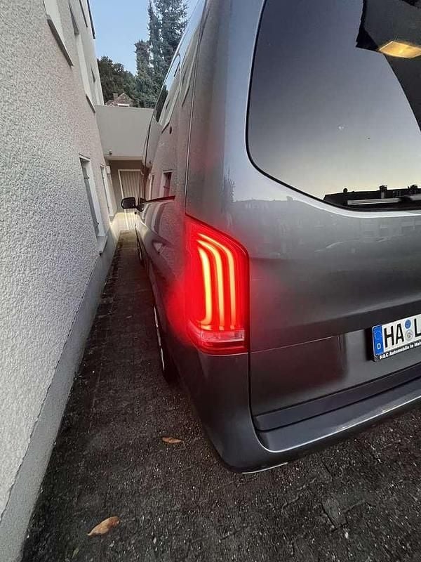 Grau Gebraucht 2017 Mercedes V220 Edition Van / Kleinbus | 23.000 € (Superpreis) - Bild 1/4