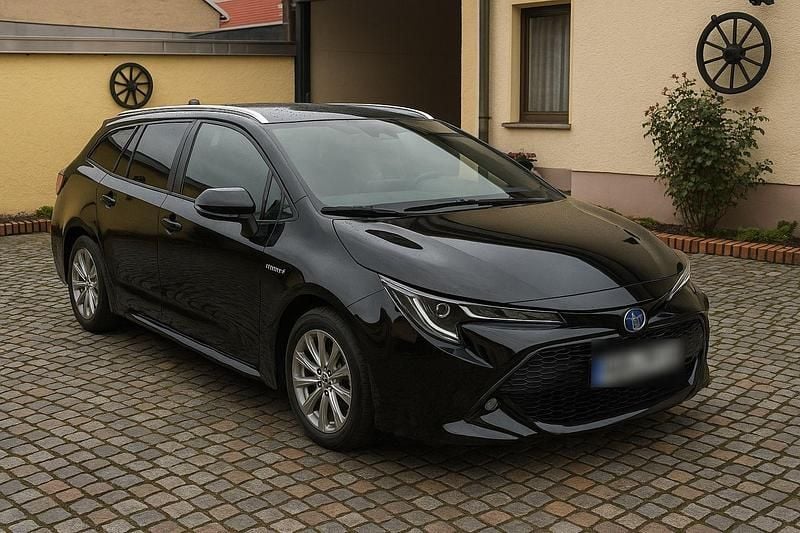 Schwarz Gebraucht 2021 Toyota Corolla Team Kombi | 19.450 € (Superpreis) - Bild 1/4