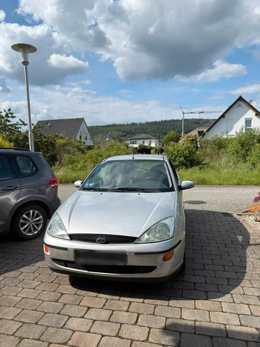Gebraucht Ford Focus 75 PS (55 kW) 2000 Silber Kleinwagen