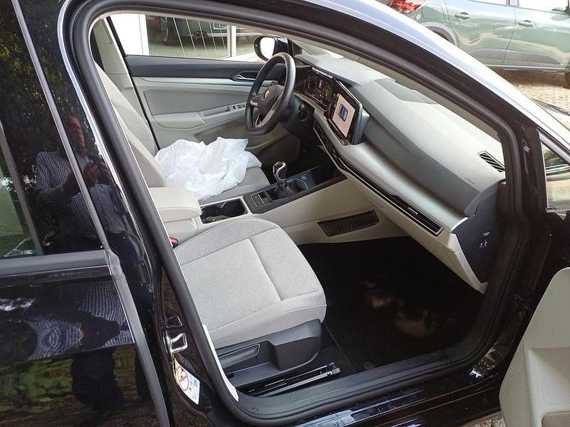Gebraucht VW Golf VIII Life 131 PS (96 kW) 2022 Deep black perleffekt Limousine