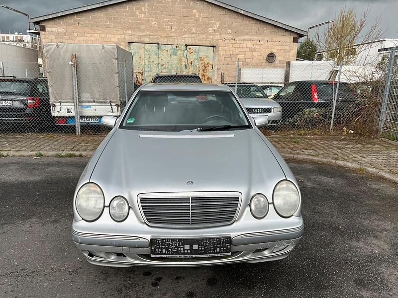 Second-hand Mercedes E200 163 CP (119 kW) 2001 Berlinǎ