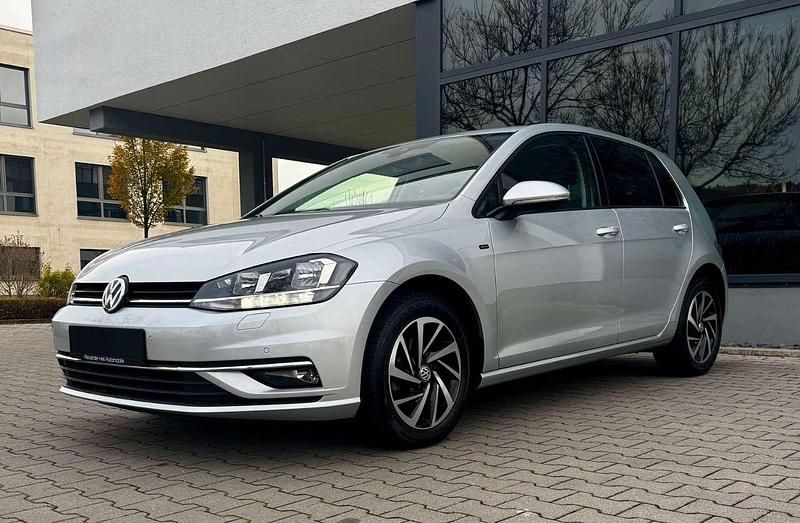 Reflexsilber metallic Gebraucht 2018 VW Golf Join Limousine | 16.900 € (Etwas zu teuer) - Bild 1/4