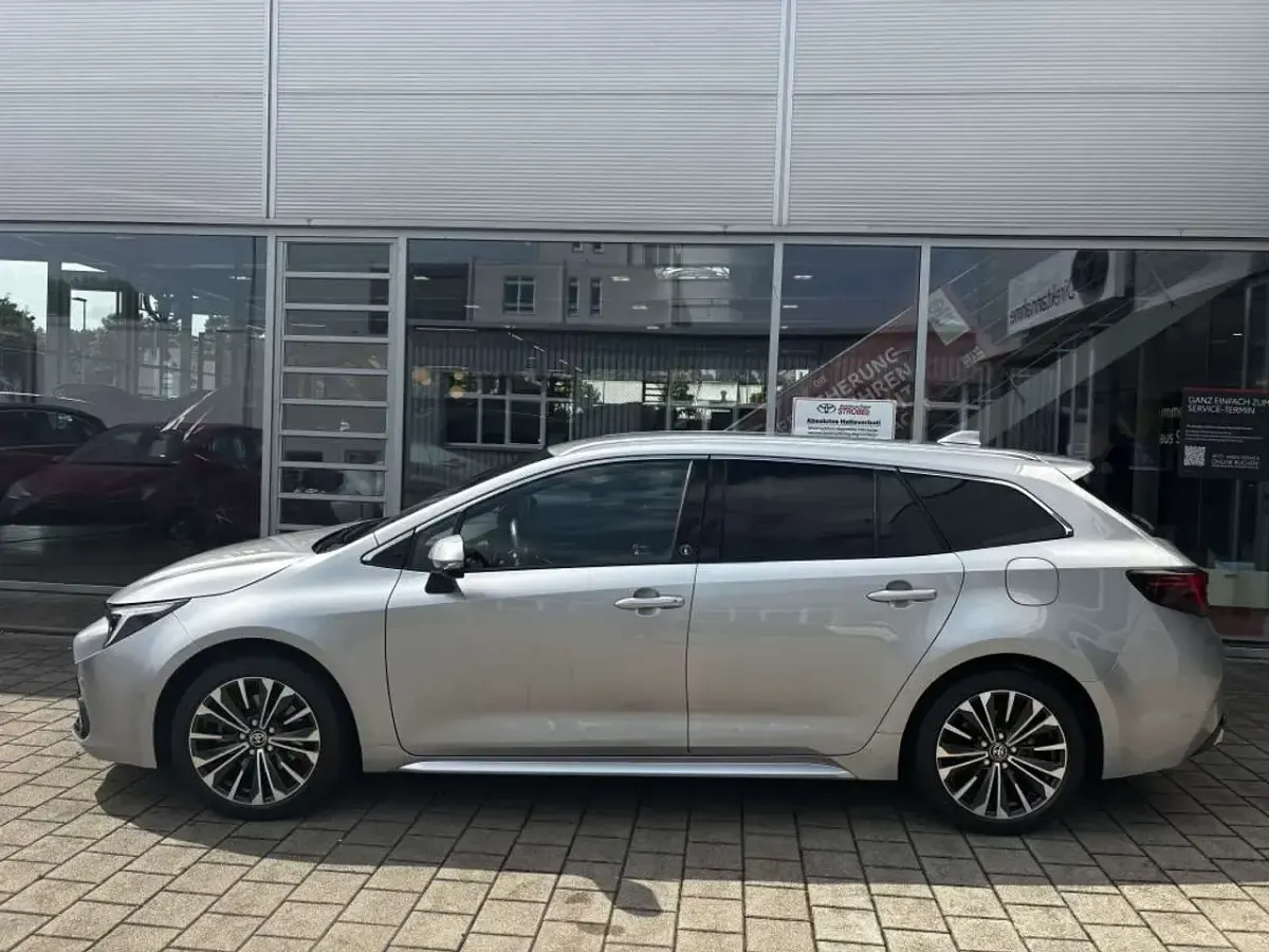 Neu Toyota Corolla 196 PS (144 kW) 2026 Cosmicsilber metallic Kombi