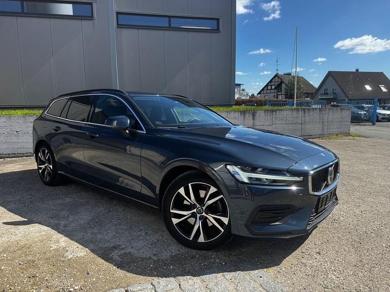 Gebraucht Volvo V60 Core 197 PS (144 kW) 2022 Blau Kombi