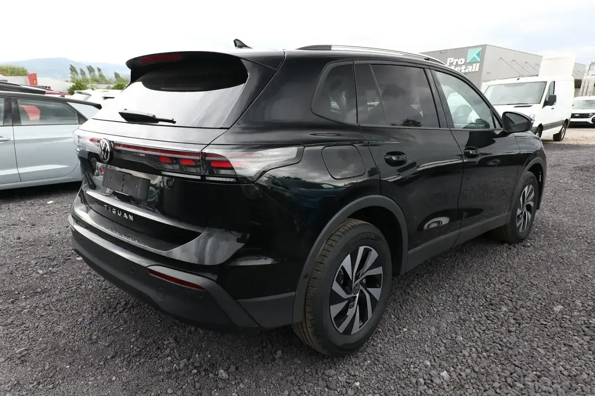 Neu VW Tiguan IQ Drive 150 PS (110 kW) 2026 Grenadillschwarz metallic grenadillschwarz metallic SUV