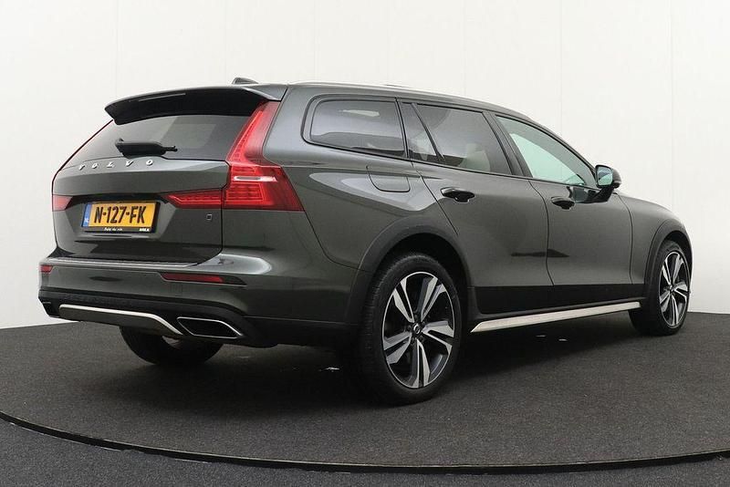 Gebraucht Volvo V60 CC Pro 252 PS (185 kW) 2021 Grau Kombi
