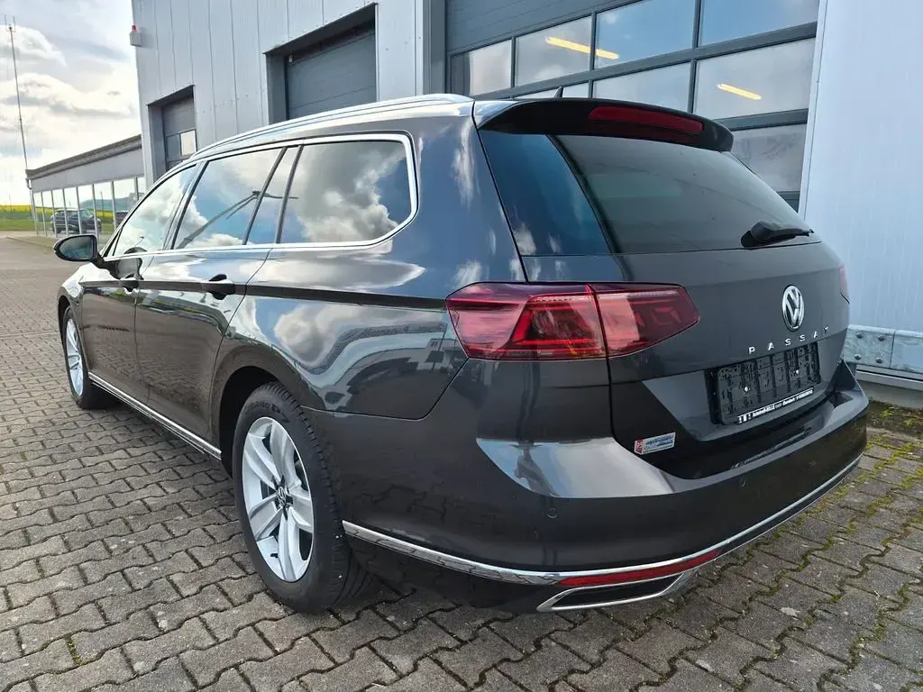 Gebraucht VW Passat Elegance 150 PS (110 kW) 2020 Grau Kombi
