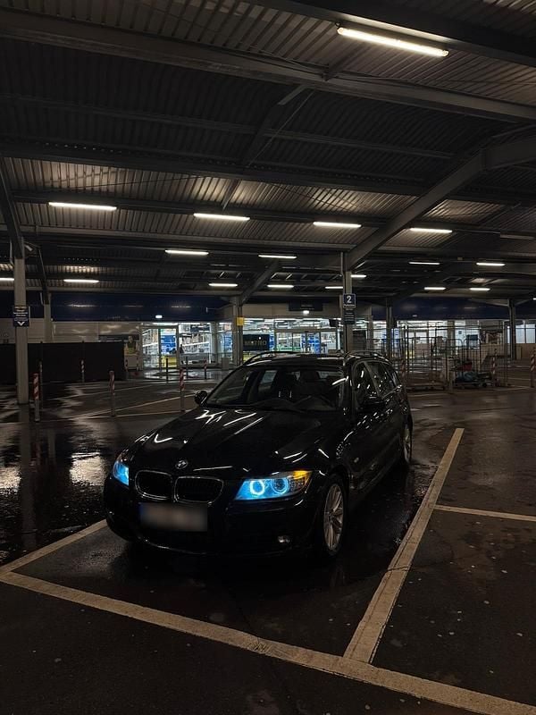 Gebraucht BMW 320 177 PS (130 kW) 2010 Schwarz Kombi