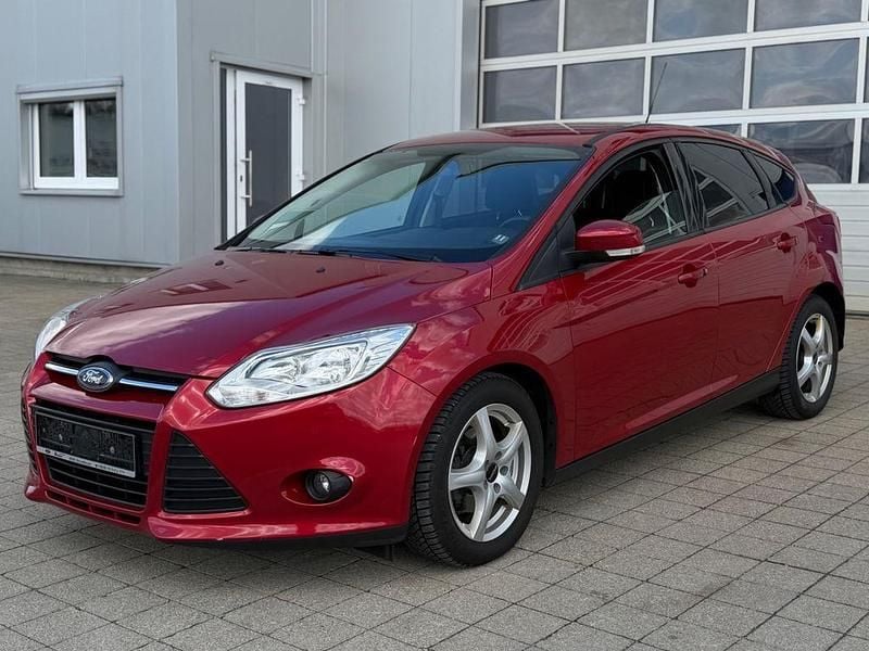 Gebraucht Ford Focus Trend 125 PS (91 kW) 2014 Rot Limousine