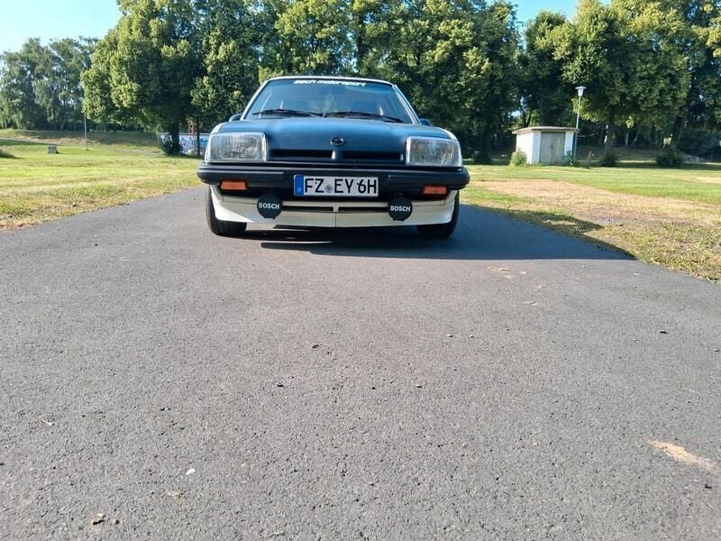 Weiß Gebraucht 1981 Opel Manta Coupé | 17.500 € - Bild 1/4