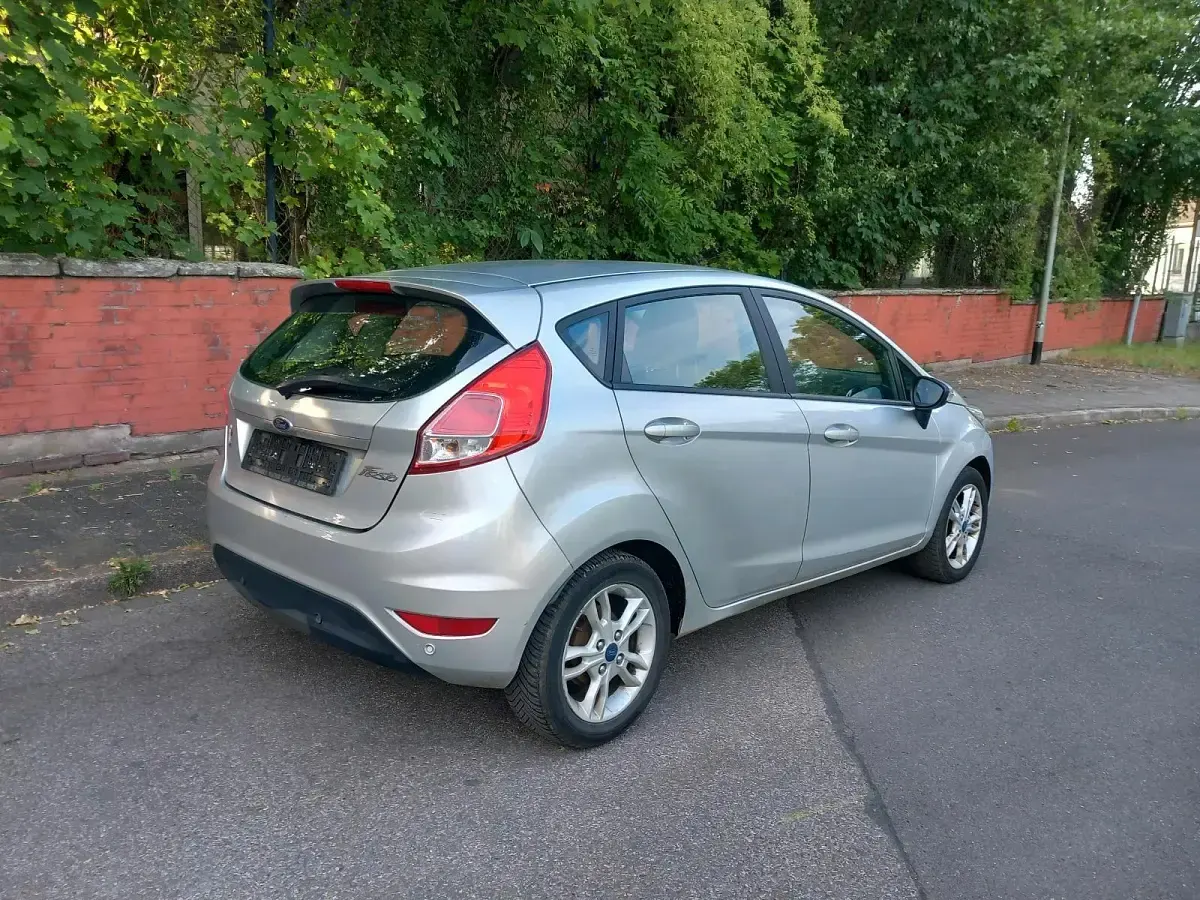 Gebraucht Ford Fiesta 65 PS (47 kW) 2015 Grau Kleinwagen